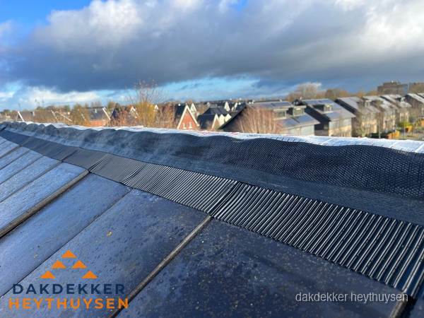 Dakisolatie bij de nok met ventilatieprofiel op schuin dak in Heythuysen Dakisolatie bij de nok met ventilatieprofiel op schuin dak in Heythuysen