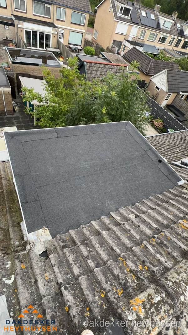 Plat dak aanbouw met bitumen dakbedekking in woonwijk Heythuysen Plat dak aanbouw met bitumen dakbedekking in woonwijk Heythuysen