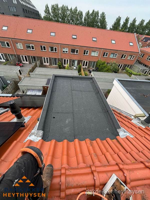 Bitumen dak reparatie op plat dak tussen dakpannen in Heythuysen Bitumen dak reparatie op plat dak tussen dakpannen in Heythuysen