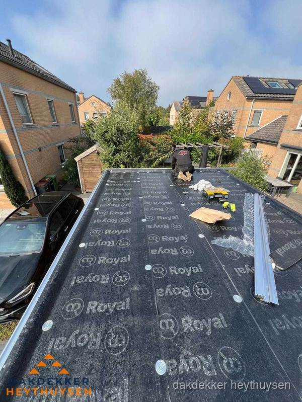 Nieuwe Royal bitumen dakbedekking op plat dak van aanbouw in Heythuysen Nieuwe Royal bitumen dakbedekking op plat dak van aanbouw in Heythuysen