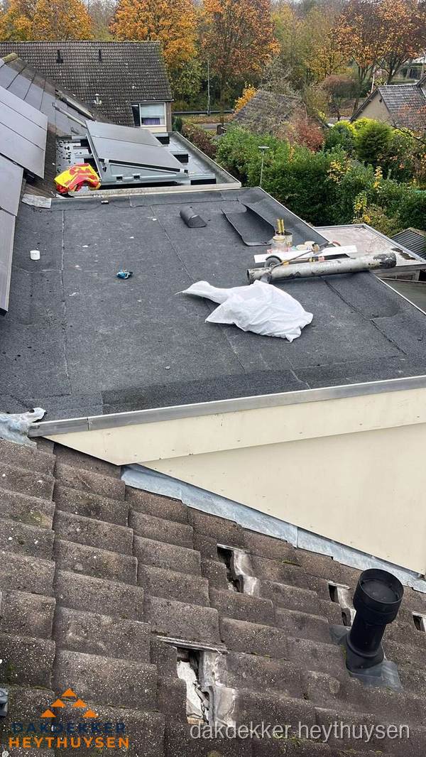 Beschadigde dakbedekking op plat dak voor reparatie in Heythuysen Beschadigde dakbedekking op plat dak voor reparatie in Heythuysen
