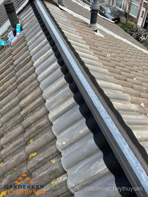 Nokvorst met Monier ventilatie op schuin pannendak in Heythuysen Nokvorst met Monier ventilatie op schuin pannendak in Heythuysen