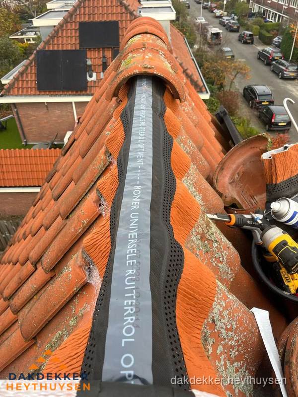 Dakdekker vervangt nokvorst met ruiterrol op pannendak in Heythuysen Dakdekker vervangt nokvorst met ruiterrol op pannendak in Heythuysen