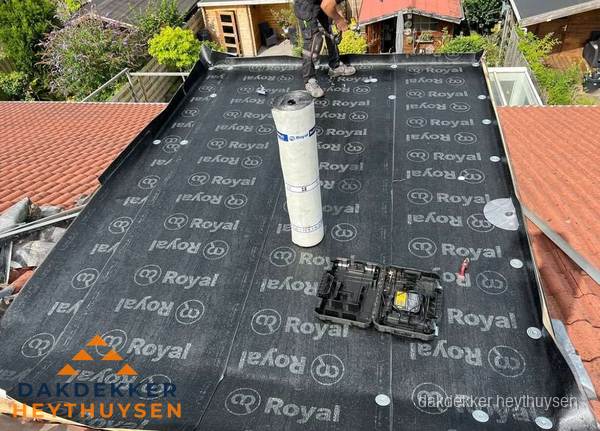 Dakrenovatie met Royal onderdak op plat dak in Heythuysen Dakrenovatie met Royal onderdak op plat dak in Heythuysen